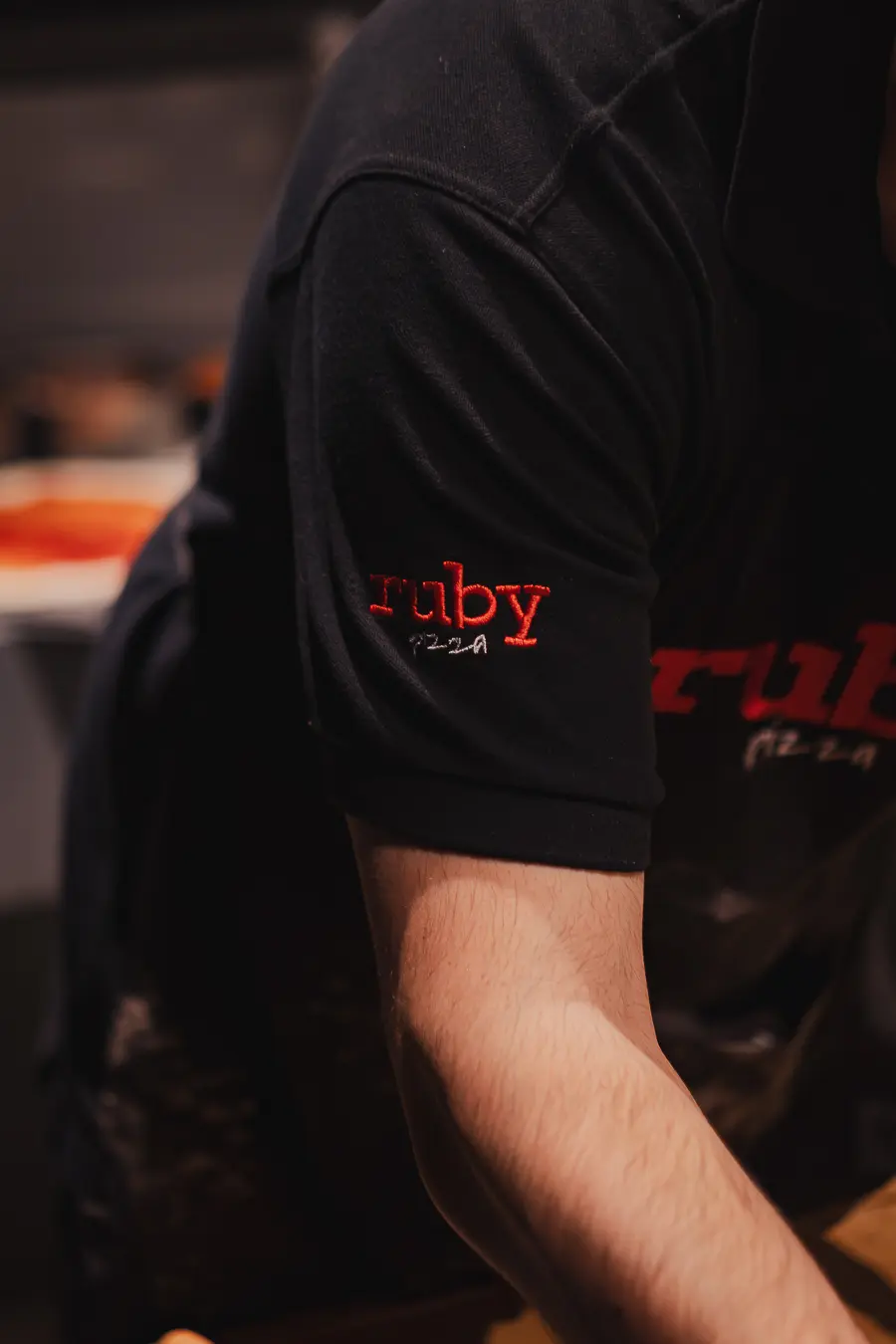 Logo ruby.pizza bordado en el uniforme