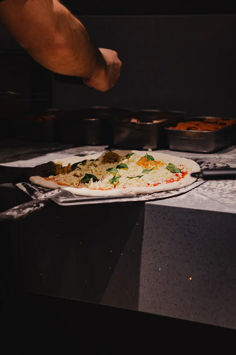 Montaje de la pizza sobre la pala