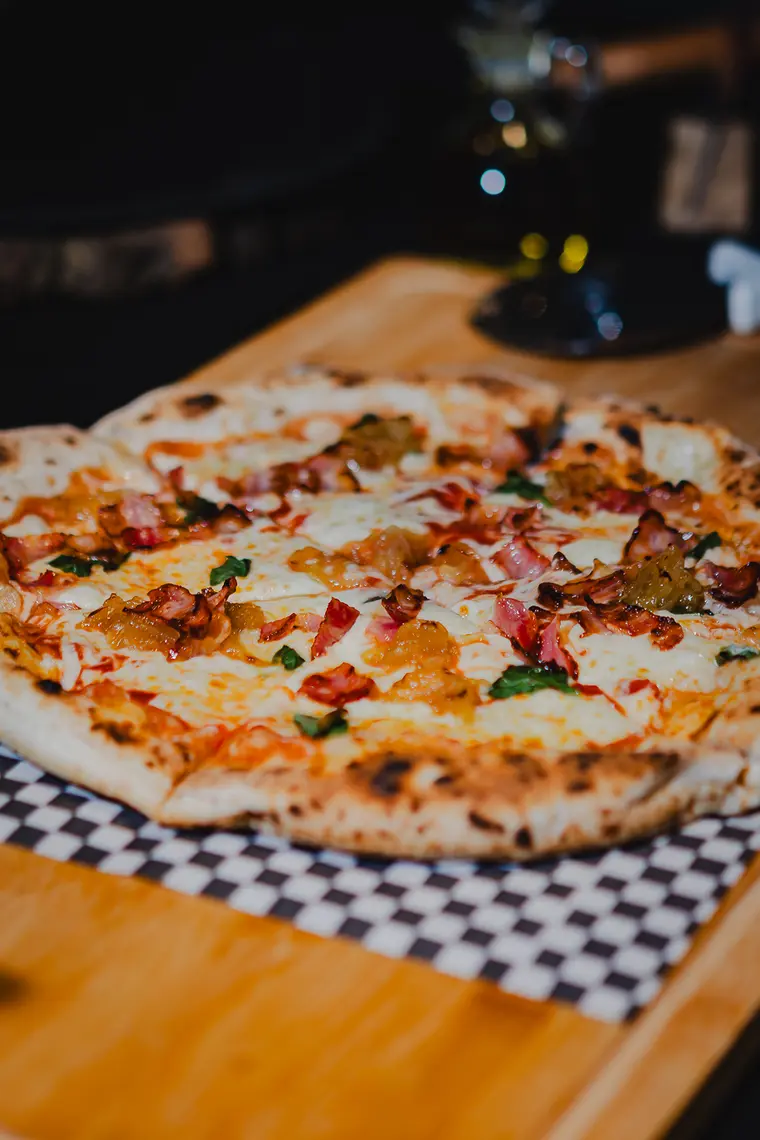 Pizza recién salida del horno sobre papel damero