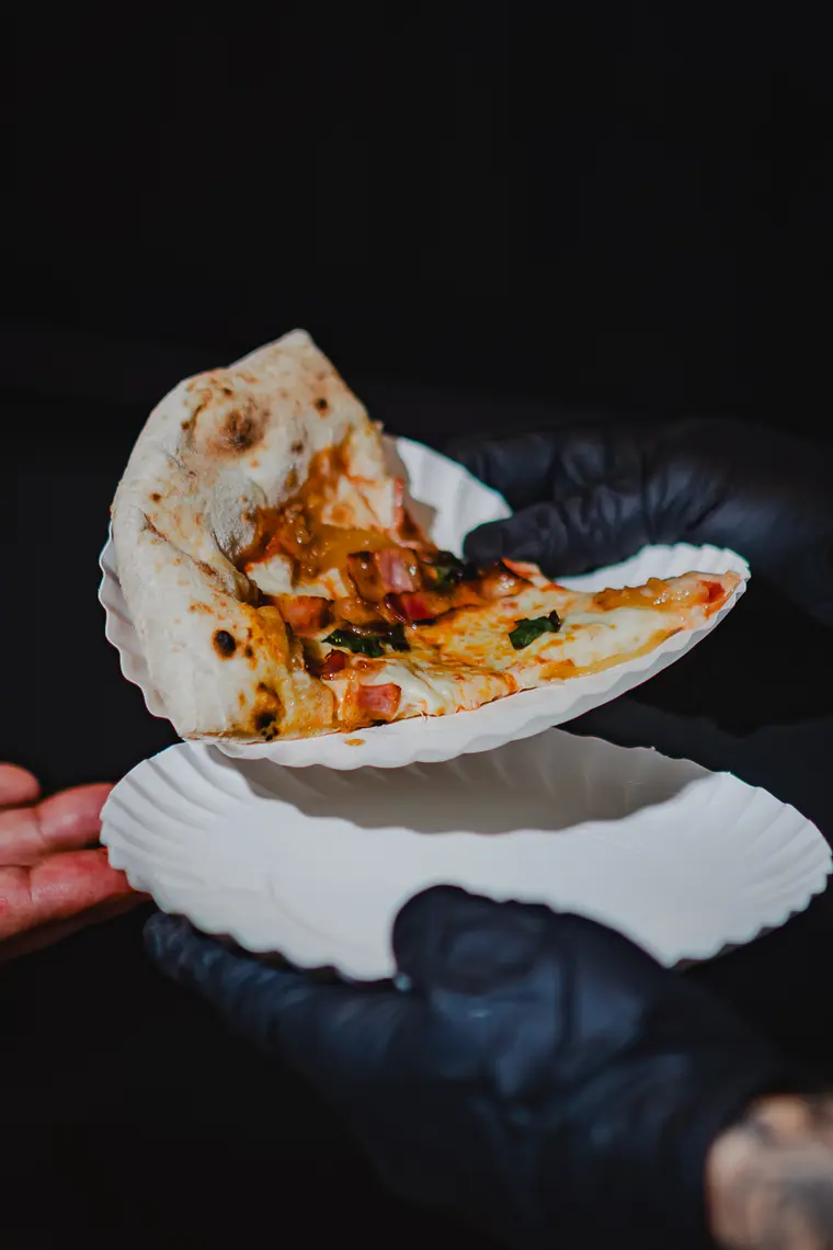 Porción servida en plato de papel