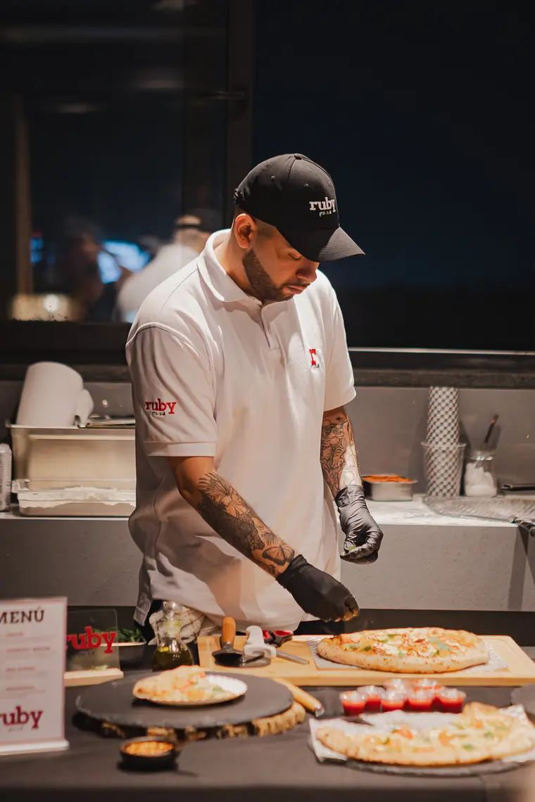 El pizzero trabajando en la estación