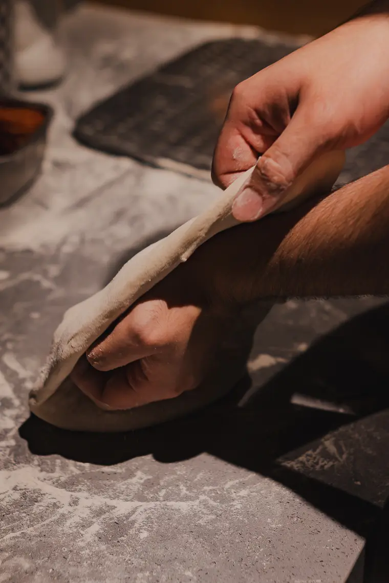 Masa trabajada sobre el mesón enharinado